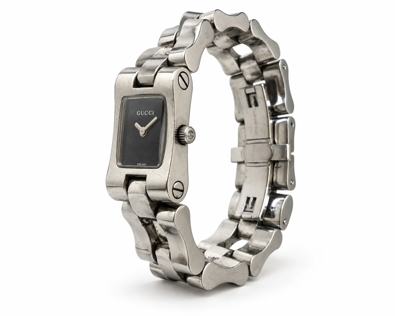 Montre Gucci vintage en acier présentée sur fond blanc