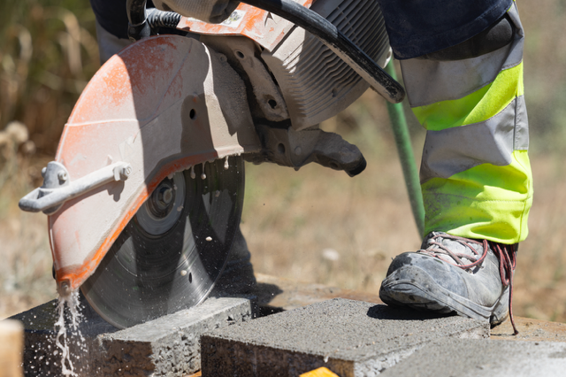 Precise cutting of a paving stone on the Horizon Vert site
